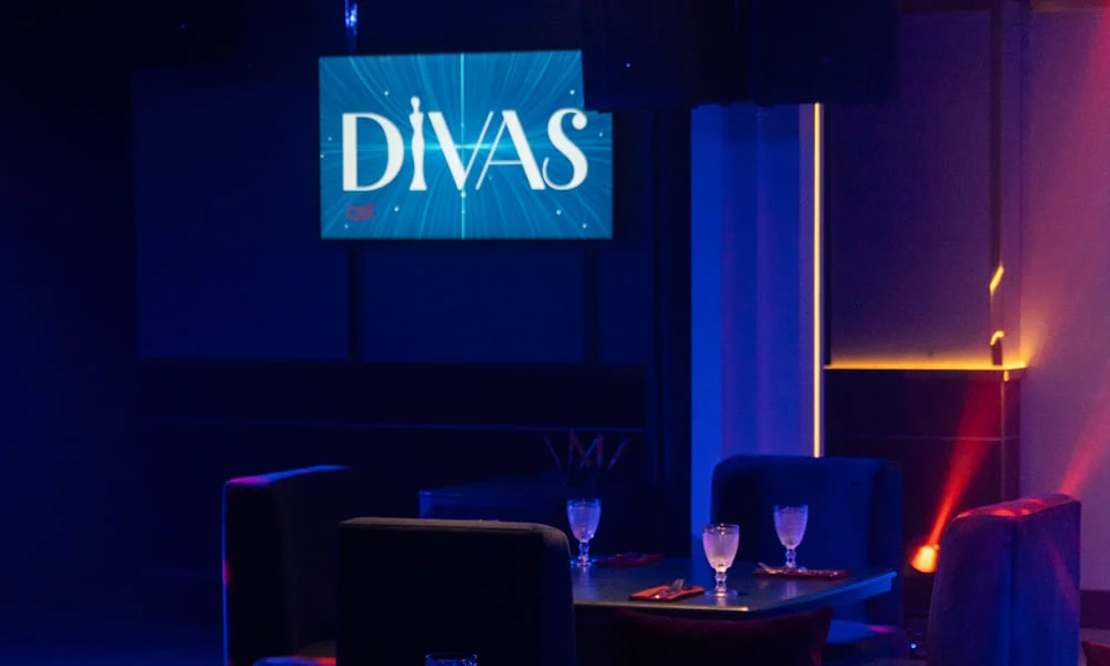 Экран DIVAS над сценой основного зала